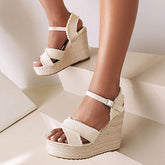 Schicke Espadrilles mit offenem Zehenbereich, Knöchelriemen und Keilabsatz und ausgefranstem Detail - Elfenbein